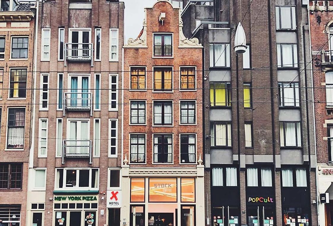 Амстердам 3. Амстердам центр города. Отель в Амстердаме. Exchange Hotel Amsterdam. Амстердам входы в дома.